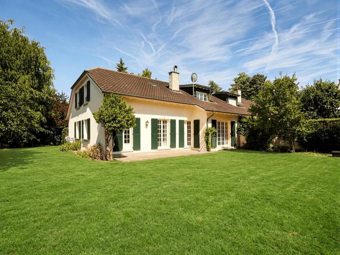 Magnifique villa familiale avec grand jardin à Thônex